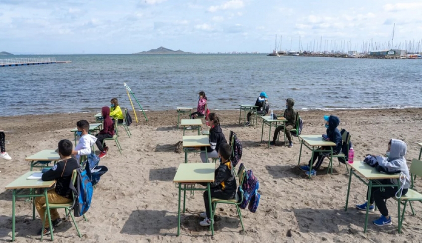 Ενα διαφορετικό σχολείο στην Ισπανία, εν μέσω πανδημίας -Κάνουν μαθήματα στην παραλία! [εικόνες]