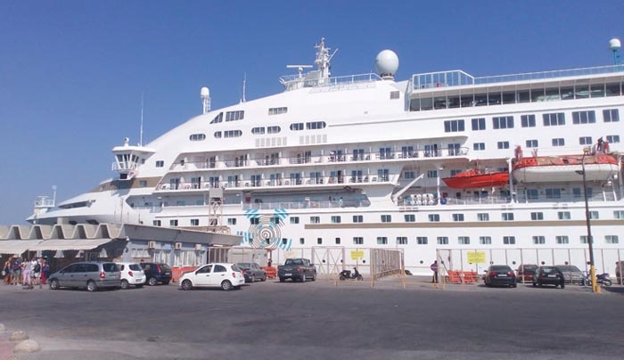Το επιβλητικό κρουαζιερόπλοιο Celestyal Cruises στο λιμάνι της Κω (φωτό)
