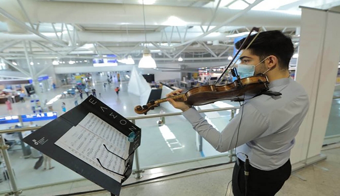Η Ελληνική Συμφωνική Ορχήστρα Νέων υποδέχεται τους ταξιδιώτες στο αεροδρόμιο της Αθήνας (βίντεο)