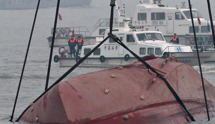 Ινδονησία: 97 άτομα διασώθηκαν από οχηματαγωγό που βυθίστηκε