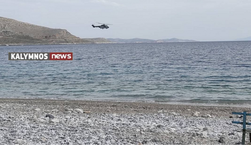 Η χαμηλή πτήση ελικοπτέρου του ΕΚΑΒ πάνω από το λιμάνι της Καλύμνου.