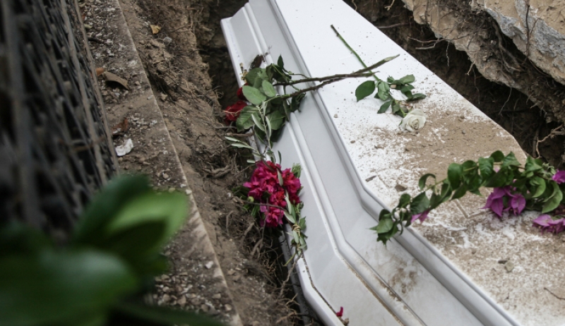«Μακάβριο» λάθος σε κηδεία: Άνοιξαν το φέρετρο και αντίκρισαν τη σορό άγνωστης γυναίκας!
