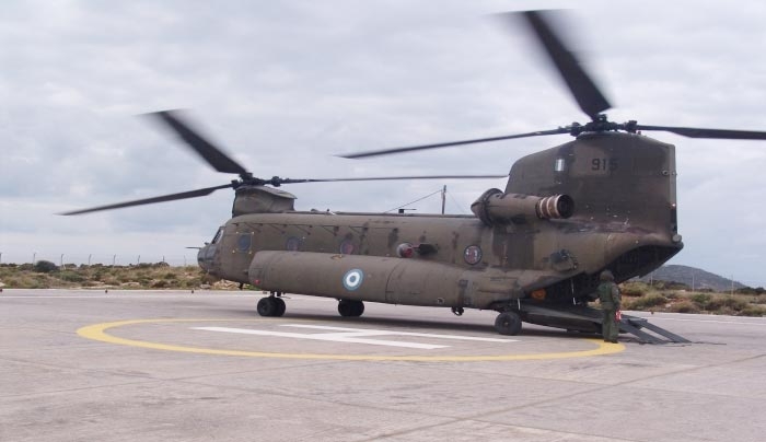 Αεροδιακομιδές δύο ασθενών στη Ρόδο με ελικόπτερο Chinook της Αεροπορίας Στρατού