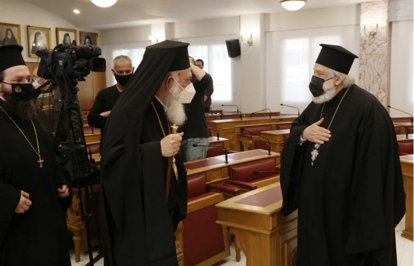Ιερά Σύνοδος: Ιερείς και πιστοί εμβολιαστείτε