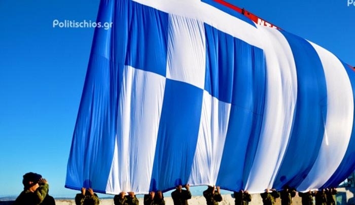 Χίος: Κυμάτισε ξανά η μεγάλη σημαία για τα 104 χρόνια ελευθερίας του νησιού-ΒΙΝΤΕΟ