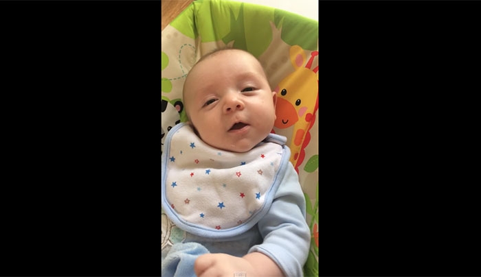Απίθανο βίντεο: Μωρό 7 εβδομάδων λέει... γεια!