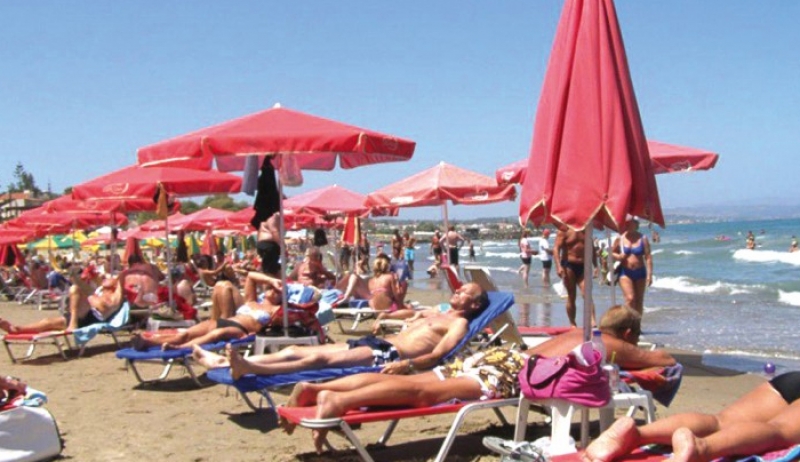 Ελεγκτές υποδύονται τους τουρίστες για να «πιάσουν» φοροφυγάδες σε παραλίες και beach bar