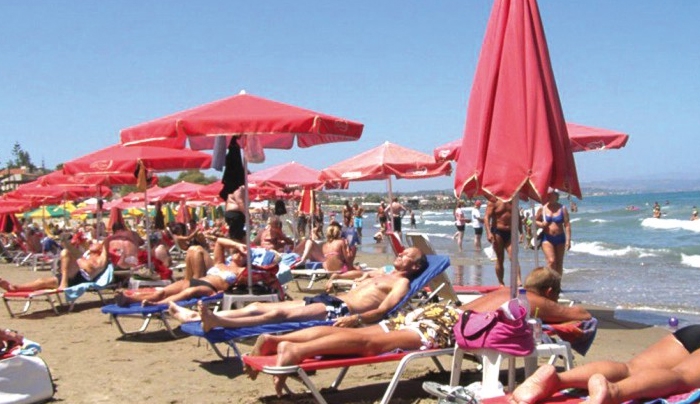 Ελεγκτές υποδύονται τους τουρίστες για να «πιάσουν» φοροφυγάδες σε παραλίες και beach bar