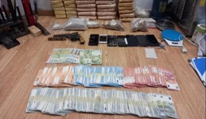 Σπείρα ναρκέμπορων στο Γαλάτσι - Βρέθηκαν πάνω από 21 κιλά ηρωίνης σε διαμέρισμα [εικόνες]