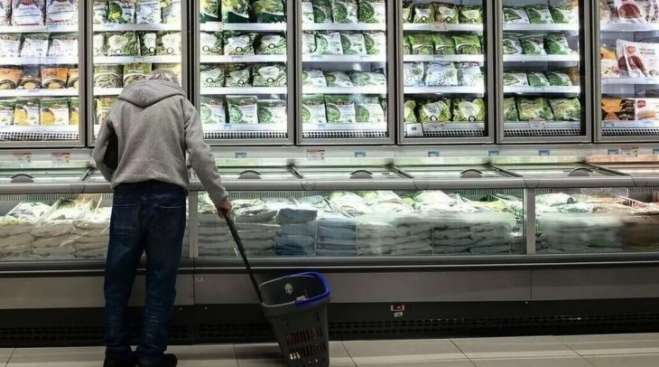 Σούπερ μάρκετ: Πώς «αμύνονται» οι καταναλωτές απέναντι στην ακρίβεια των τροφίμων