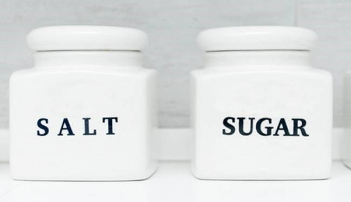 Ζάχαρη ή αλάτι; Τι είναι χειρότερο;