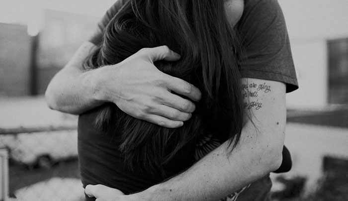 Πάρε με μια μεγάλη αγκαλιά- Η αγκαλιά του δείχνει πως αισθάνεται για εσάς!