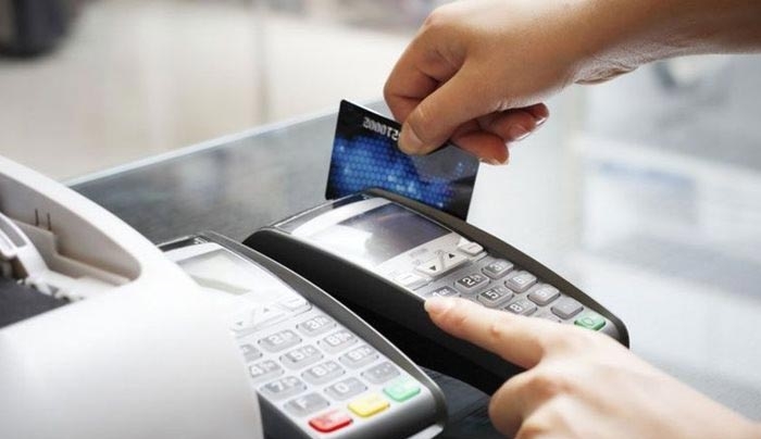 Τι αλλάζει για «πλαστικό χρήμα», αδήλωτα κεφάλαια και φόρους στα τσιγάρα