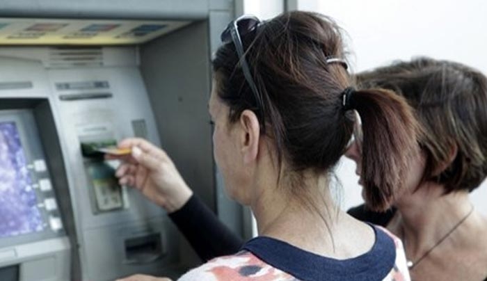 Capital controls: Πάμε για 550 ευρώ όριο αναλήψεων στα μετρητά
