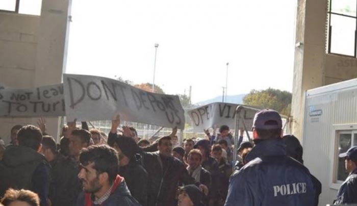 Με συνθήματα υποδέχθηκαν οι πρόσφυγες τον Τόσκα στη Χίο - ΒΙΝΤΕΟ
