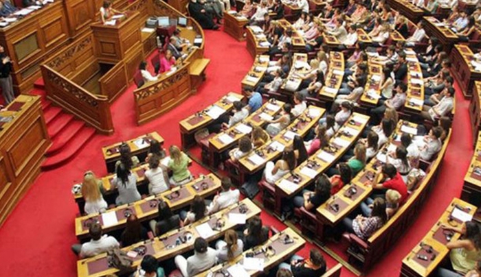 Υπερψηφίσθηκε στη Βουλή η δίμηνη παράταση εν μέσω αντιπαραθέσεων