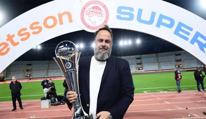 Ο Βαγγέλης Μαρινάκης με το τρόπαιο του Betsson Super Cup/ (ΓΙΩΡΓΟΣ ΜΑΤΘΑΙΟΣ / EUROKINISSI)
