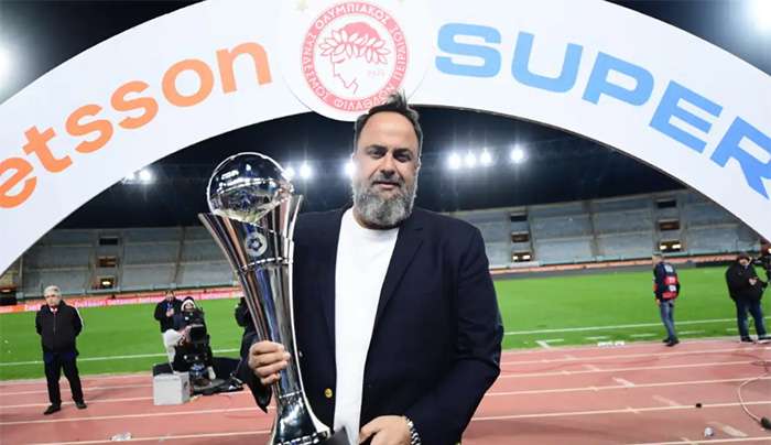 Ο Βαγγέλης Μαρινάκης με το τρόπαιο του Betsson Super Cup/ (ΓΙΩΡΓΟΣ ΜΑΤΘΑΙΟΣ / EUROKINISSI)
