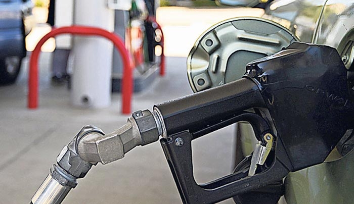 Γιατί πληρώνουμε πανάκριβα τα καύσιμα, παρά τη βουτιά στο πετρέλαιο