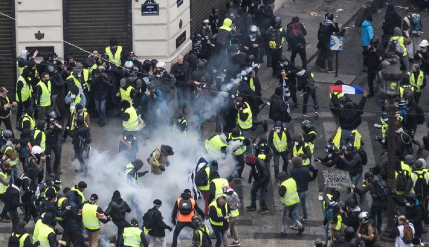 «Κίτρινα γιλέκα»: Πεδίο μάχης το Παρίσι - Δακρυγόνα και μπαράζ συλλήψεων - 126 τραυματίες (βίντεο)