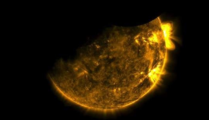 Μοναδικό: Η NASA κατέγραψε την εντυπωσιακή διπλή έκλειψη Hλίου [βίντεο]