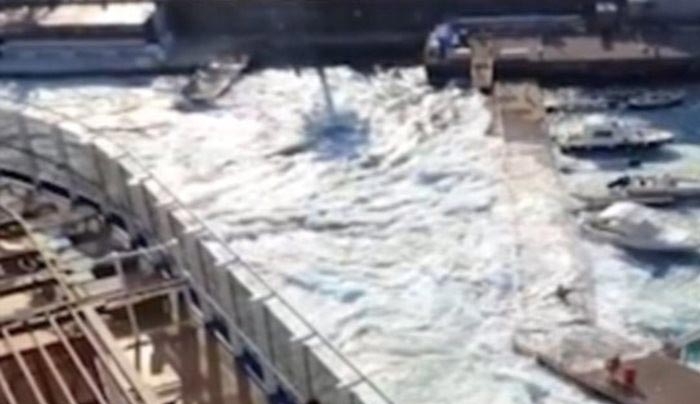 Εντυπωσιακό βίντεο με «τσουνάμι» από κρουαζιερόπλοιο να κάνει συντρίμμια αποβάθρα
