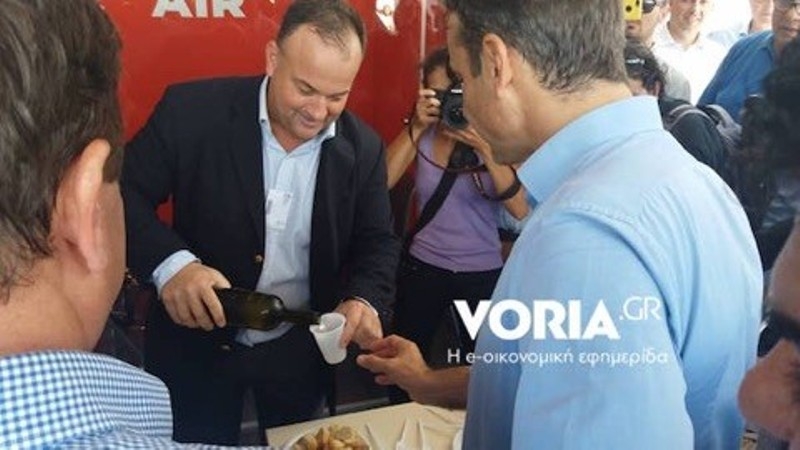 ΤΣΙΚΟΥΔΙΑ και κεράσματα στον Κυριάκο Μητσοτάκη από τον Γιάννη Παππά (video)