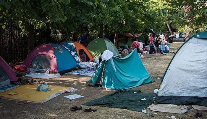 Σε γήπεδα, Ελληνικό και Αμυγδαλέζα οι πρόσφυγες