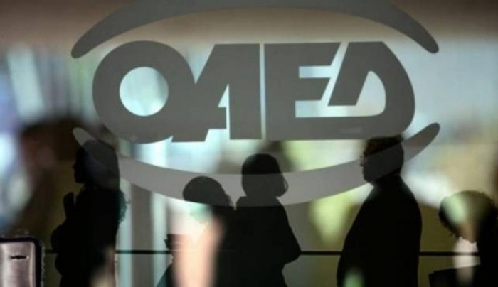ΟΑΕΔ: Δύο επιδόματα που δεν χρειάζεται να απολυθείς για να τα πάρεις
