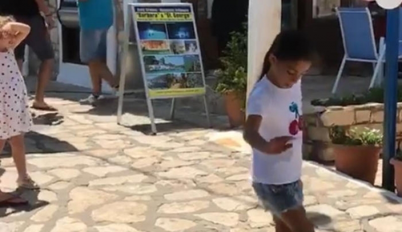 Viral: Κοριτσάκι χορεύει το Ζεϊμπέκικο της Ευδοκίας στο Καστελόριζο