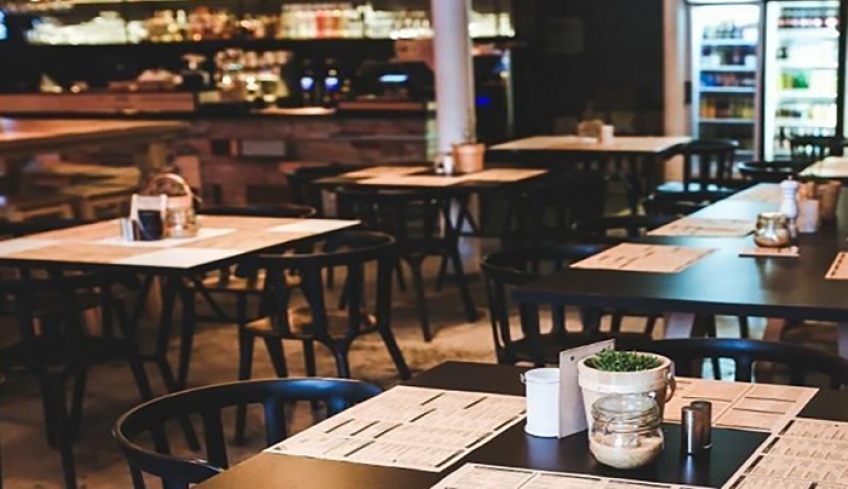 Τη μείωση 40% στα ενοίκια των καφέ – εστιατορίων για τρεις ακόμη μήνες εξετάζει το ΥΠΟΙΚ