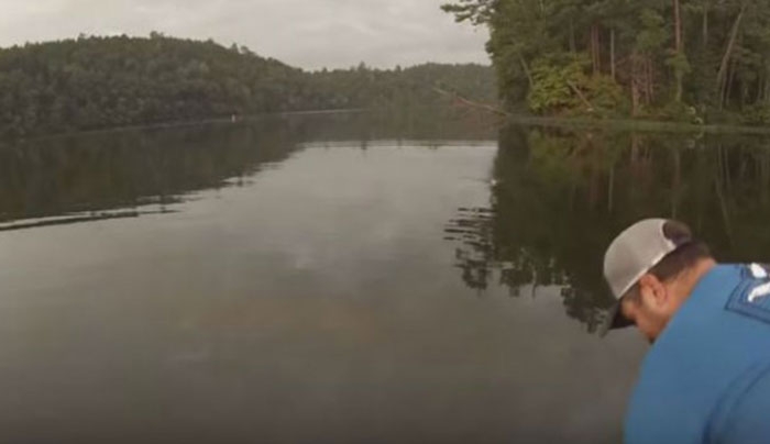 Πήγαν για ψάρεμα, αλλά δεν φαντάζεστε τι έβγαλαν από τη θάλασσα (Βίντεο)