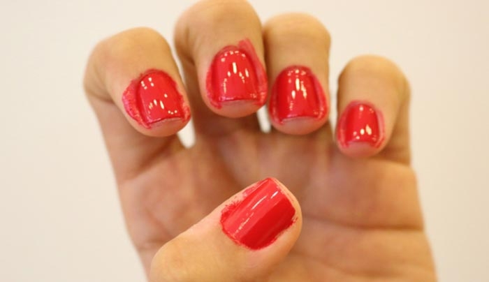 Nail Trick: Να γιατί πρέπει να πασαλείβεις τα νύχια σου όταν τα βάφεις