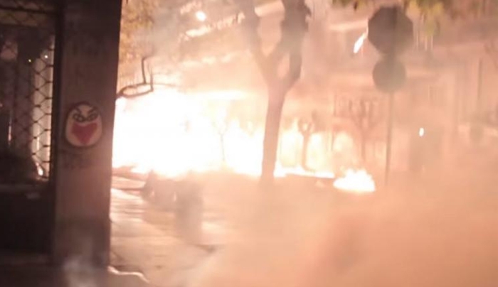 Γρηγορόπουλος: Τα άγρια επεισόδια στα Εξάρχεια από τα «μάτια» των αντιεξουσιαστών! Σοκαριστικό βίντεο