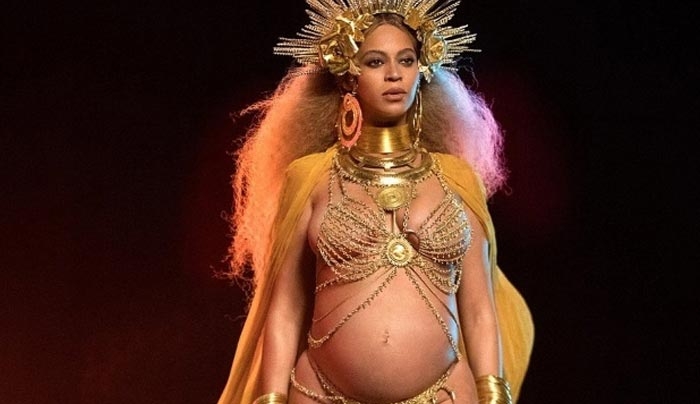 Βραβεία Grammy 2017: Η έγκυος Beyonce εμφανίστηκε με χρυσό μπικίνι και διαφάνεια