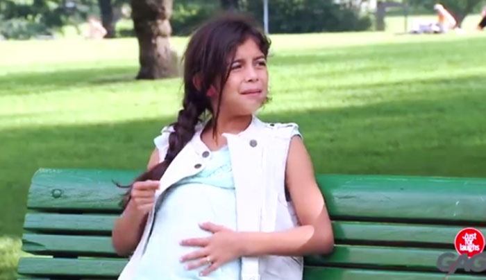 Αυτό το κορίτσι ζητά βοήθεια από τους περαστικούς – Το γιατί θα σας παγώσει! (Βίντεο)