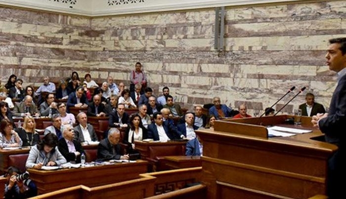 «Κωλοτούμπα» των ΣΥΡΙΖΑιων: 28 βουλευτές, αφού ψήφισαν τα μέτρα, ζητούν κατάργηση διάταξης του μνημονίου