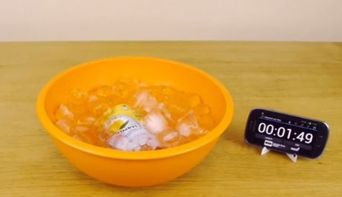 Με αυτό το απίστευτο “κόλπο” μπορείτε να παγώσετε αναψυκτικά και μπύρες σε 2' (Βίντεο)