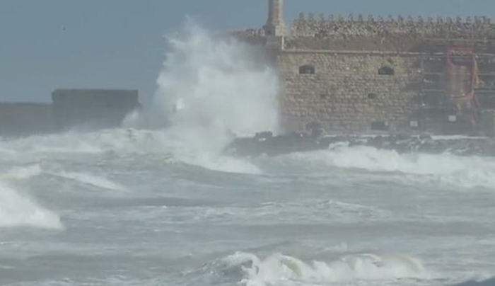 Βίντεο: Τα κύματα «καταπίνουν» το φρούριο του Κούλε στο Ηράκλειο