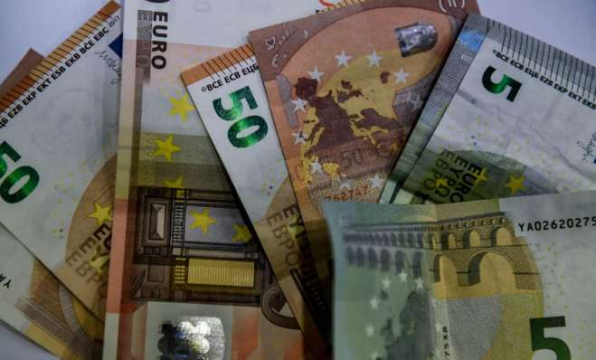 Ξεκινούν οι διαγραφές οφειλών προς την Εφορία – Οι προϋποθέσεις και ποιοι μένουν εκτός της ρύθμισης