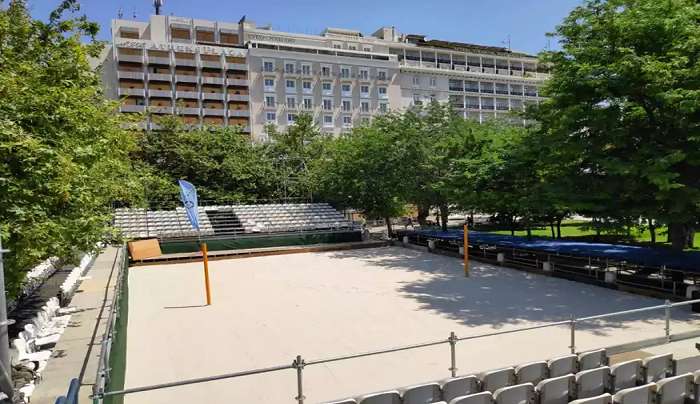 Η πλατεία Συντάγματος απέκτησε... παραλία: Τα μυστικά της ειδικής άμμου που απλώθηκε στο κέντρο της Αθήνας