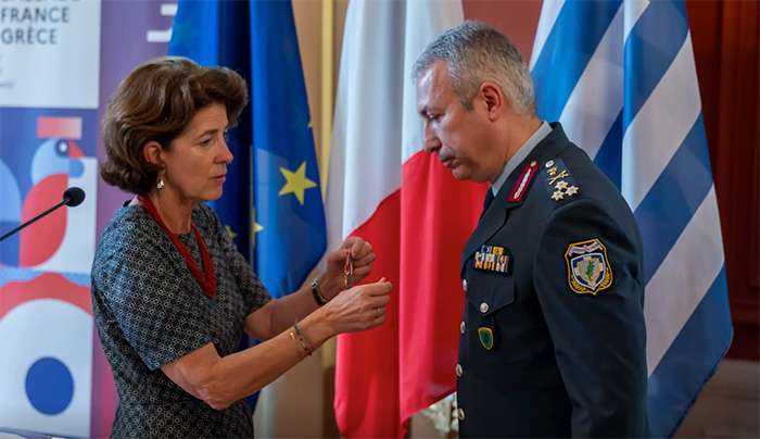 Με το μετάλλιο Τιμής της Γαλλικής Αστυνομίας παρασημοφορήθηκε ο Αρχηγός της Ελληνικής Αστυνομίας, Αντιστράτηγος Δημήτριος Μάλλιος από την Πρέσβειρα της Γαλλίας στην Ελλάδα, κα AUER Laurence