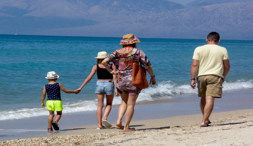 Reuters: Η Ελλάδα ανοίγει για τους τουρίστες και ελπίζει για καλύτερο καλοκαίρι από το 2020