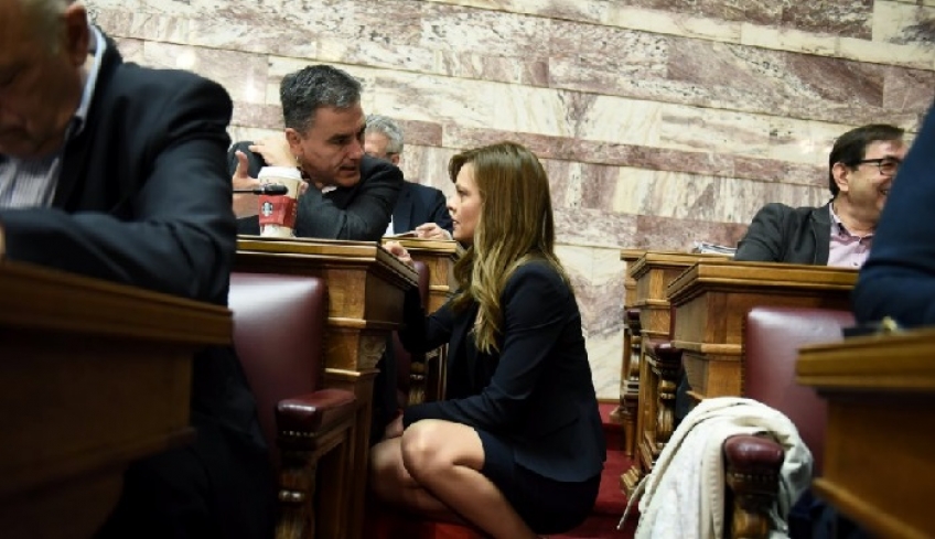 Όπισθεν ολοταχώς από την κυβέρνηση για τις 120 δόσεις