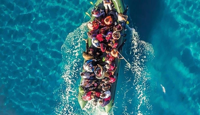 Human Rights Watch: Ενοπλοι μασκοφόροι επιτίθενται σε βάρκες προσφύγων στο Αιγαίο