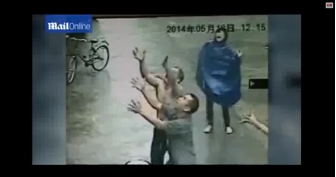 Κίνα: Έπιασε βρέφος που έπεσε από τον δεύτερο όροφο (Video)
