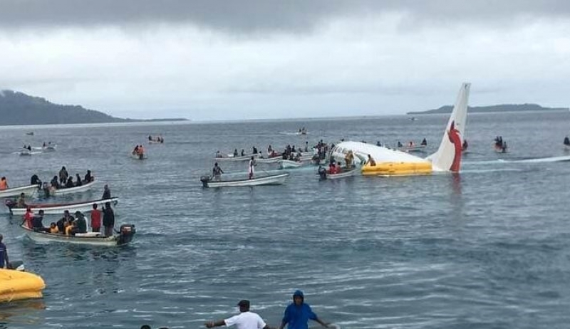 Στιγμές τρόμου για επιβάτες αεροσκάφους - Κατέληξε σε λιμνοθάλασσα γιατί ο πιλότος &quot;έχασε&quot; τον αεροδιάδρομο - ΒΙΝΤΕΟ - ΦΩΤΟ