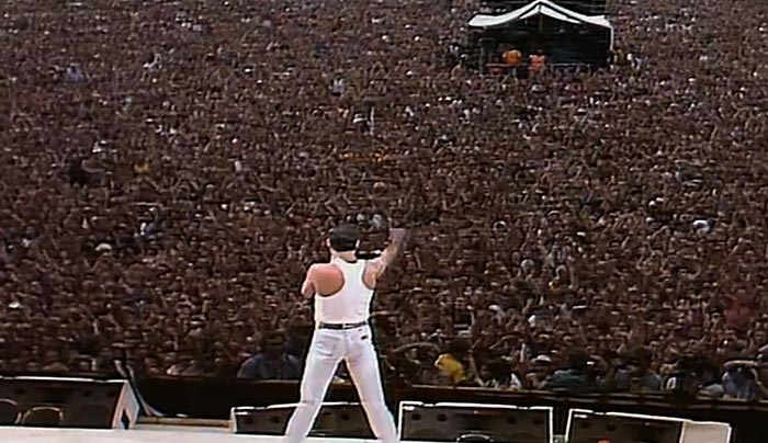 Πριν από 30 χρόνια έκανε αυτό πάνω στη σκηνή και άλλαξε τη μουσική για πάντα! (Βίντεο)
