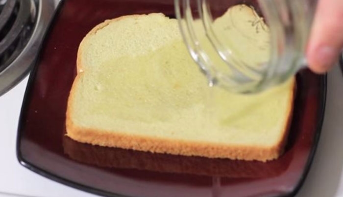 Ρίχνει ξύδι σε μια φέτα ψωμί του τοστ. Ο λόγος; Το πιο έξυπνο κόλπο! (Video)