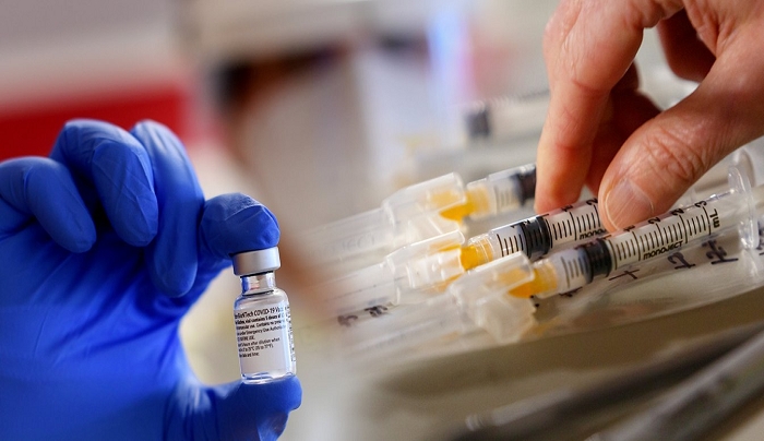 Μόσιαλος: Τι γνωρίζουμε για τη μετάδοση του κορωνοϊού μετά τον εμβολιασμό